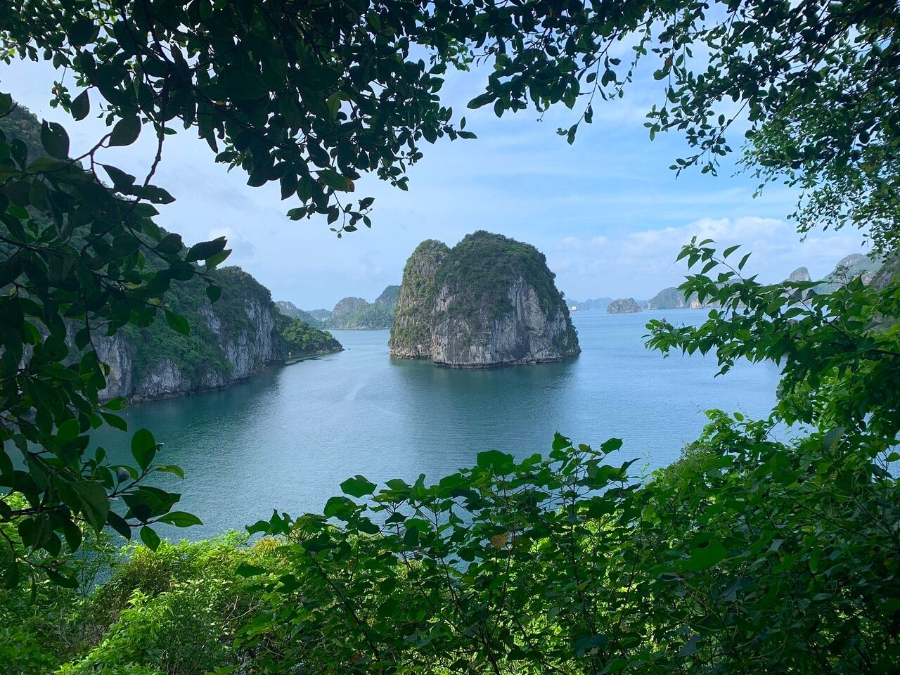 Da Hanoi alla Baia di Bai Tu Long: Escursione in Giornata Esclusiva al Gioiello Segreto del Vietnam