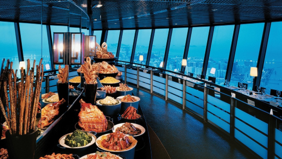 Macau Tower Drehrestaurant Abendbuffet: 360° Panoramablick auf die nächtliche Stadt