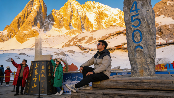 Lijiang Yulong Snow Mountain + Blue Moon Valley 1-Day Tour (Small Group of 6-8 People + Official Ticket Guarantee)