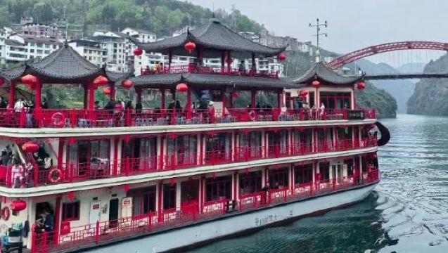 Tour 1 ngày Cầu Thiên Sinh Tam Kiều Vũ Long + Thành Cửu Lê Si Vưu + Du thuyền 1 giờ ngắm cảnh Ô Giang bao gồm vé tàu