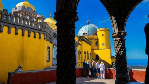 Desde Lisboa: Tour a Sintra, Pena y bodega con cata en grupo pequeño