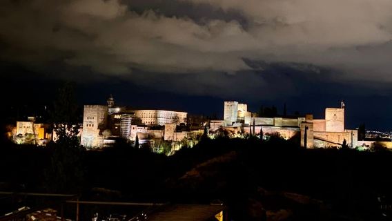 Granada: Snabbkö-biljett till Alhambra och guidad rundtur på natten