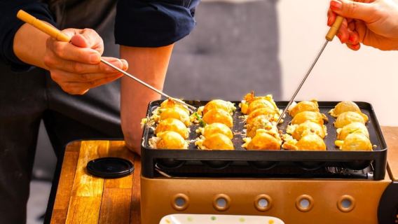 新宿・歌舞伎町で楽しむたこ焼き作り体験