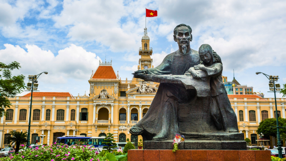 Tour histórico por la ciudad de Saigón con la Ópera y el War Remnants Museum (Nha Trung Bay Toi Ac Chien Tranh) incl. entrada
