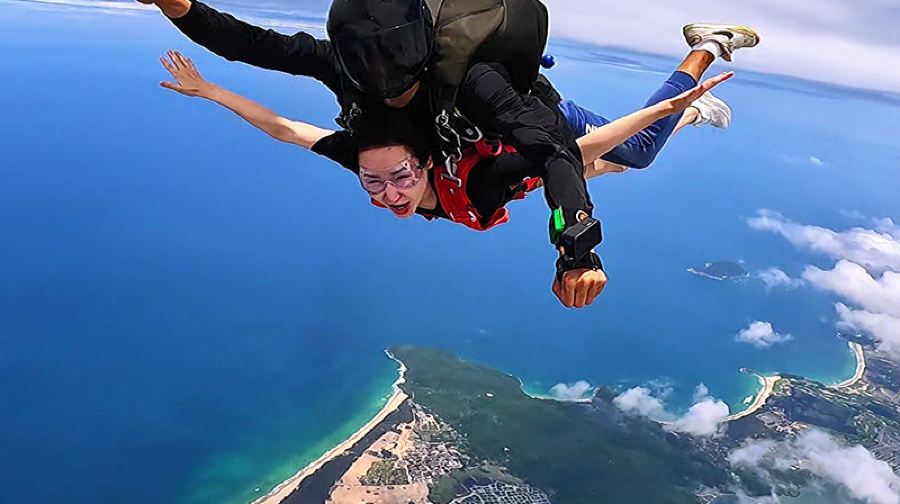 三亞旅拍【海南三亞海棠灣廣場海上跳傘4000公尺直升機空中觀光海景跳傘旅遊】