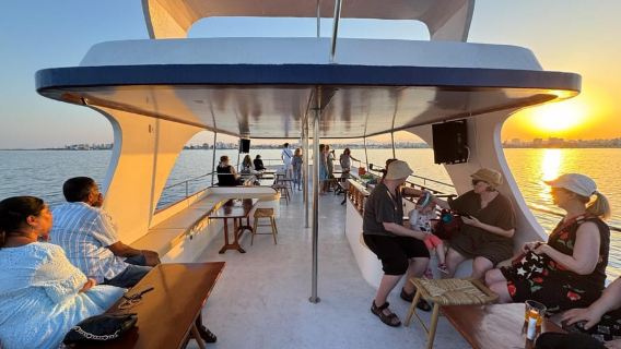 Larnaca: crucero al atardecer con copa de vino