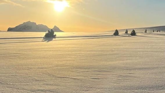 Reykjavik: Golden Circle Super Jeep and Snowmobiling Tour
