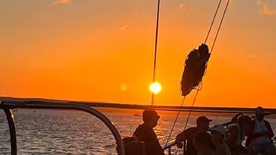 Dari Teluk Mellieha Malta: Pelayaran Matahari Terbenam di Blue Lagoon