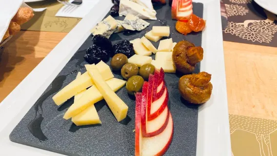 Lucerna: Recorrido histórico a pie con degustación de chocolate y queso