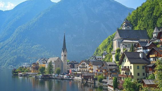 Half-day guided tour to Salzburg and Hallstatt in Austria (available for 1 person)