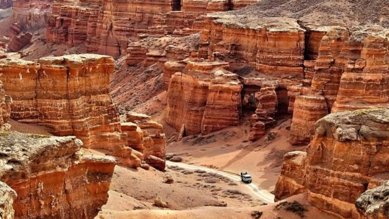 tour di un giorno al Parco Nazionale del Canyon di Charyn e alla valle del fiume Charyn da Almaty, Kazakistan