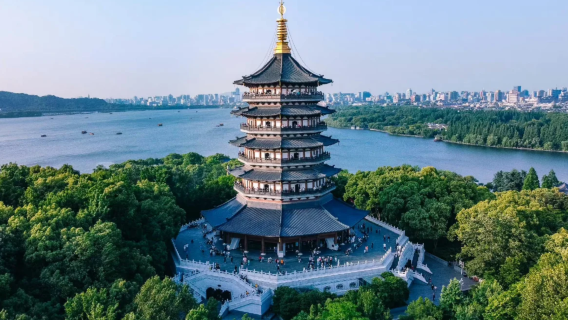 Recorrido en barco de remos por la zona panorámica del lago Oeste de Hangzhou (40 minutos) + visita guiada con explicaciones guía + entrada a la Pagoda Leifeng de medio día