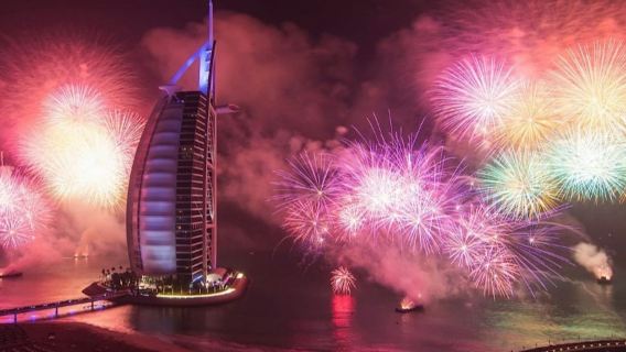 ดูไบ: ทริปล่องเรือฉลองปีใหม่กับเรือสีเหลือง