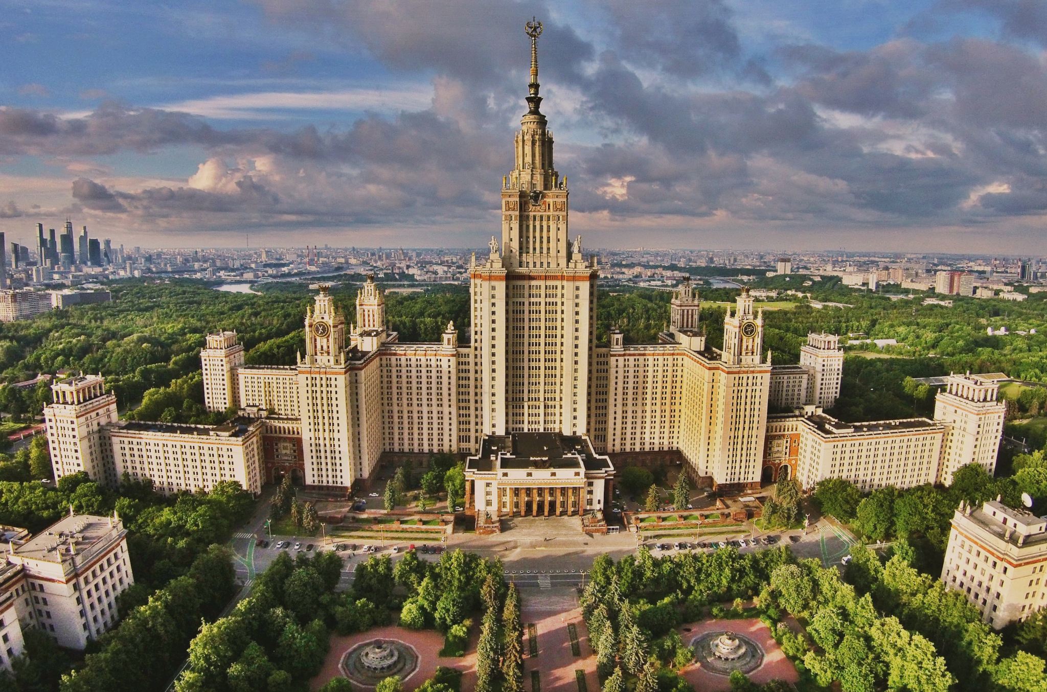 Victory Museum + Triumphal Arch + Moscow State University + Vorob'yevy gory + Arbat Street Day Tour