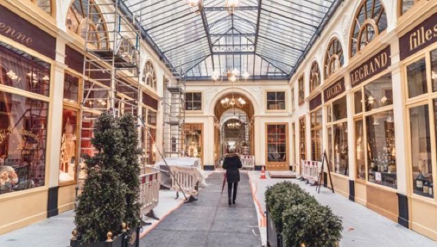 Paris: Covered Passages Walking Tour with Champagne