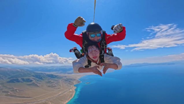 新疆賽里木湖跳傘 2700公尺高度直升機空中觀光海拔4700公尺湖景跳傘【2700公尺自由落體+專業高清攝影+視訊剪輯】
