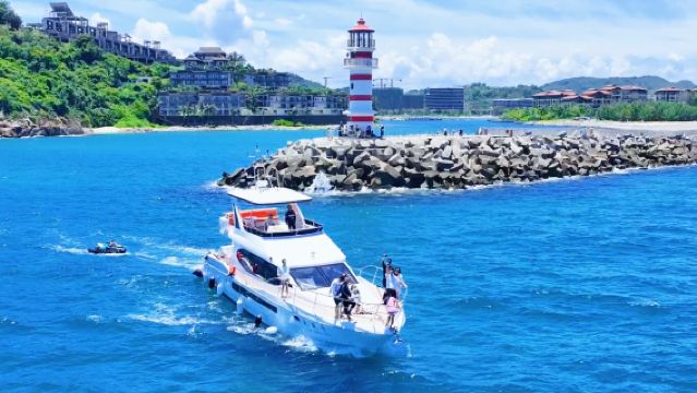 海南萬寧石梅灣加井島·63尺全新豪華遊艇包船出海【空間大平台帶滑梯派對歡聚+玻璃船浮毯水上摩托車香蕉船浮潛】