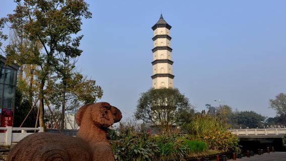 One-day private tour of Dongjiao Memory + Tiexiang Temple Water Street + IFS Panda Sculpture + Chunxi Road
