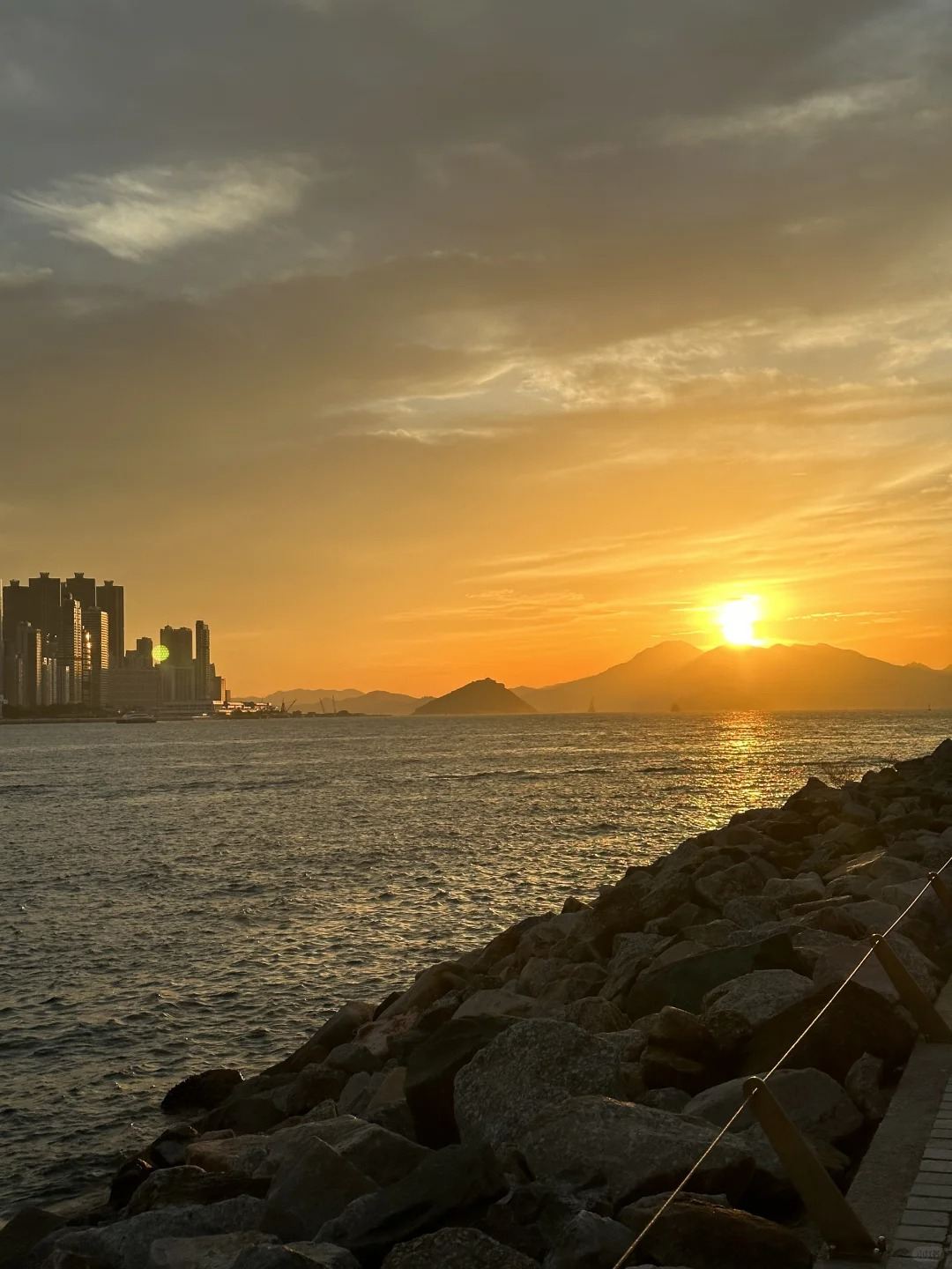 Hong Kong - Roda Ferris Central + Puncak Victoria [Sewa Kendaraan Pribadi 6 Jam + Pemandu Wisata - Itinerary Dapat Disesuaikan]