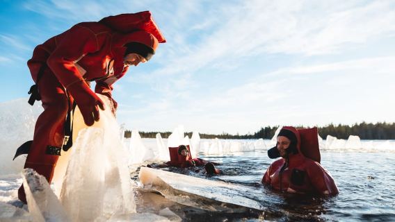 Galleggiamento sul ghiaccio di giorno a Rovaniemi, esperienza sul lago ghiacciato