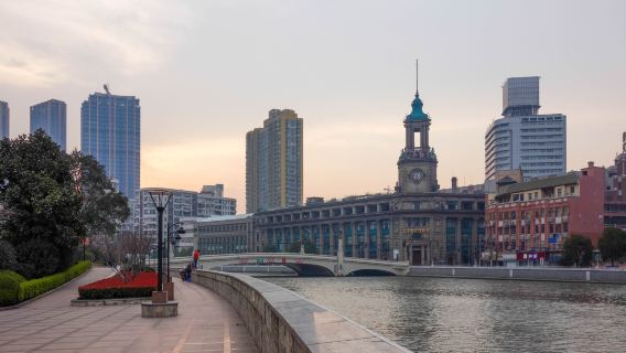 Shanghai + Tour di un giorno al Ponte Waibaidu, al Bund e al Museo Postale con lo spettacolo "Shanghai Eternal Love"