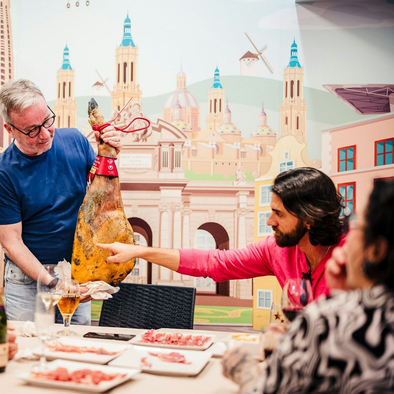 Barcellona: Esperienza Guidata di Degustazione di Prosciutto e Vino