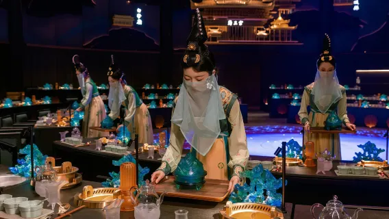 Chengdu Hongdingyan: Festín Inmersivo de Shu, Un Plato Un Espectáculo en Vidrio Coloreado