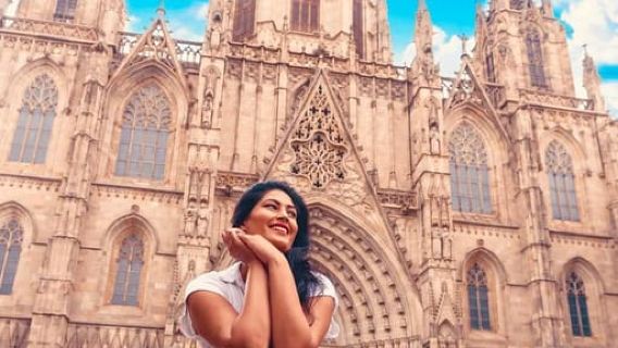 Barcelona: Creative Photo Sightseeing Tour of the City's Artistic Spots