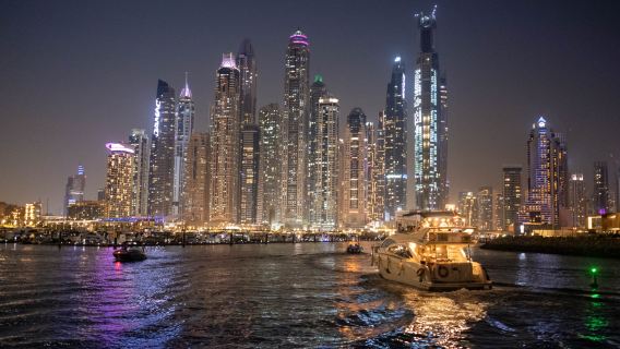 Night Yacht Cruise di Dubai dengan Makanan Ringan & Minuman - Tur Berbagi
