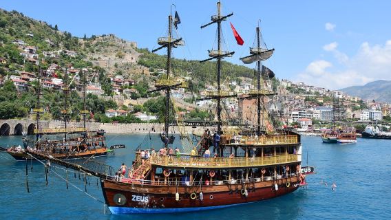 ทัวร์เรือโจรสลัดอลันยาพร้อมบาร์บีคิวกลางวัน เครื่องดื่มซอฟต์ดริ๊งค์ไม่จำกัด การแสดงแอนิเมชั่น และบริการรถรับส่ง