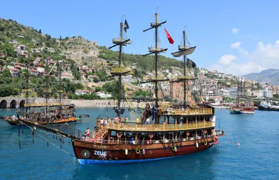 阿拉尼亞海盜船之旅連燒烤午餐、無限暢飲軟飲、娛樂表演及往返接送