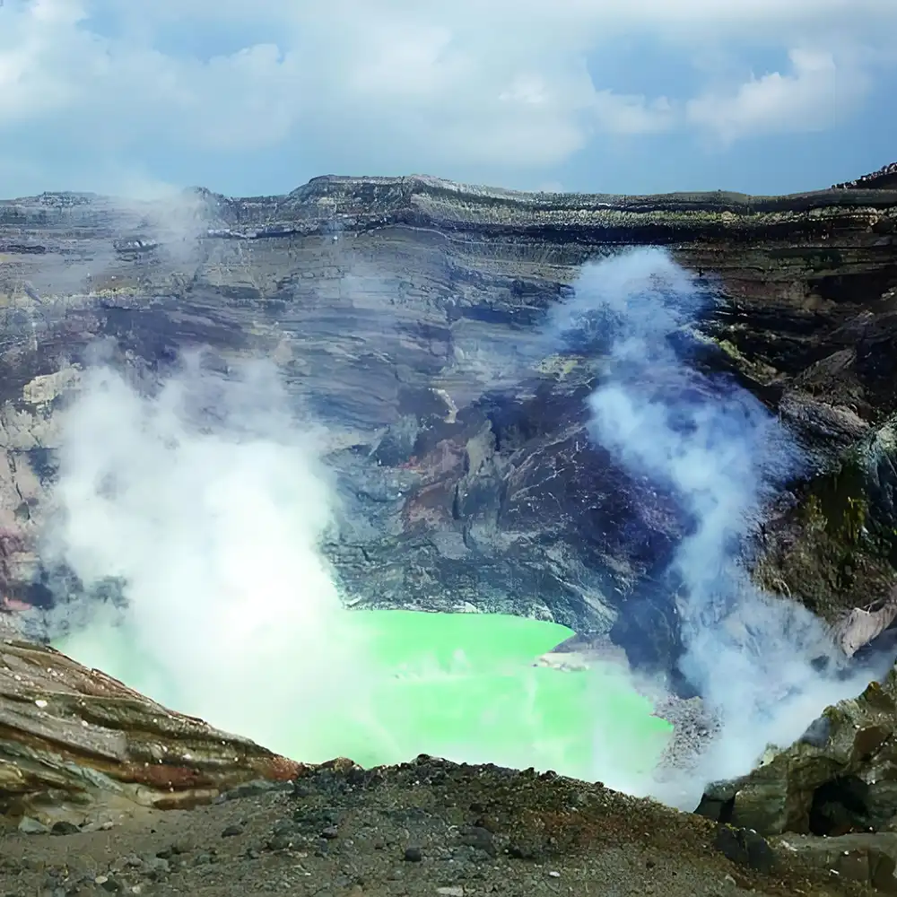 阿蘇中岳 登山歴一年の家族が中岳に挑戦！稜線から望む火口に鳥肌。（阿蘇市黒川