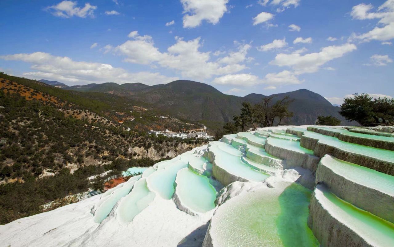 Живописная дорога из Лицзяна в Шангри-Ла — ущелье Прыгающего Тигра, Хабасюэшань, Белая водная терраса