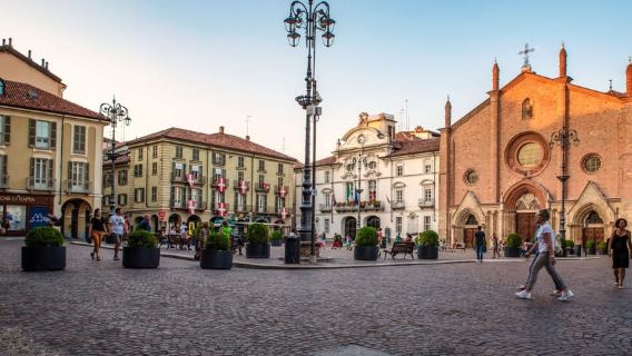 Recorrido a pie por el casco histórico de Asti