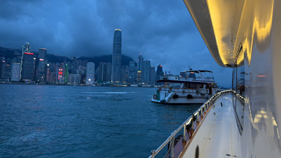 Crociera in yacht nel porto di Hong Kong: crociera notturna di 45 minuti a bordo di uno yacht di 24 metri con 3 ponti. Sono disponibili uscite giornaliere di gruppo per una serata abbagliante con luci abbaglianti. Perfetto per incontri/appuntamenti.