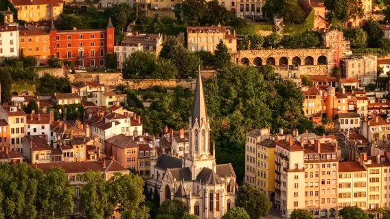 Servicio de recogida en el aeropuerto de Lyon, Francia / traslados al aeropuerto / itinerarios personalizados
