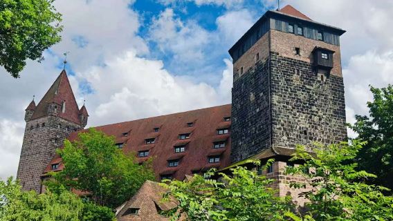 Excursion d'une journée au Château impérial de Nuremberg, à la place du marché principal, à l'église Saint Laurent et au musée des transports de Nuremberg