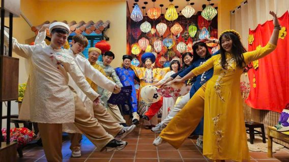 Da Nang: Vive la experiencia de probarte el Ao Dai con un espectáculo de Ao Dai