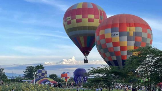 Experiencia de vuelo en globo aerostático al amanecer con vistas panorámicas en Chiang Mai