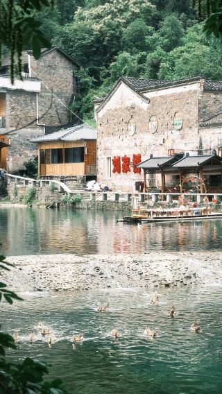 1-day tour to China's Ancient Yao Village, Liujia Bridge, and Shiliutan Park in Xianning, Hubei with Chinese and English services available