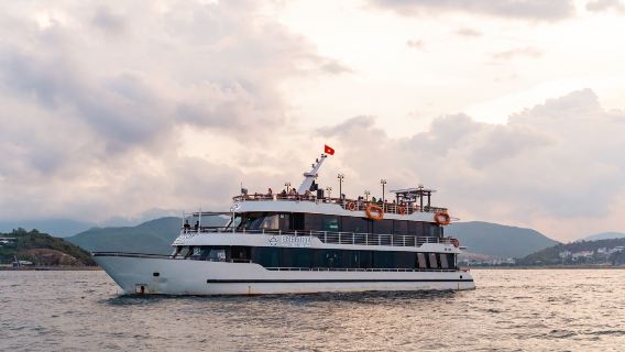 ล่องเรือสำราญหรูชมพระอาทิตย์ตกดินที่ญาจาง: ค็อกเทล อาหารเย็นสุดพิเศษ และบริการรถรับส่ง