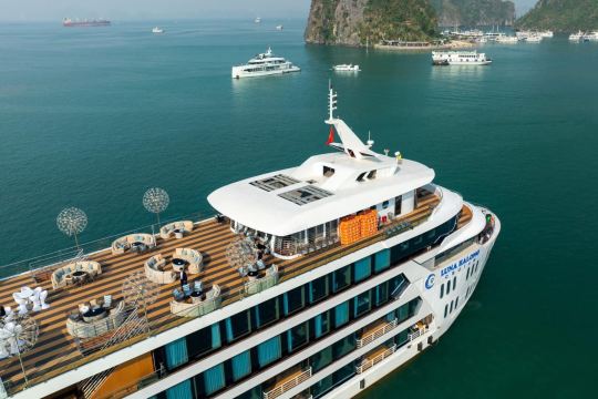 Luna Cruise Premium Yacht Tour in Ha Long Bay from Hanoi City