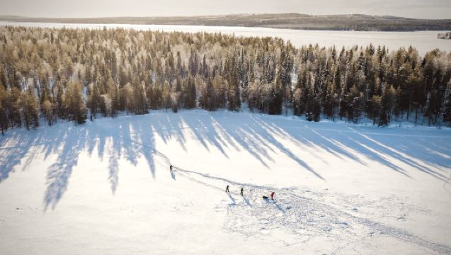 Hiking dengan Kasut Salji + Memancing Ais + Hidangan Salmon di KOTA Kayu Tradisional di Lapland, Finland [Tur Berbahasa Cina]