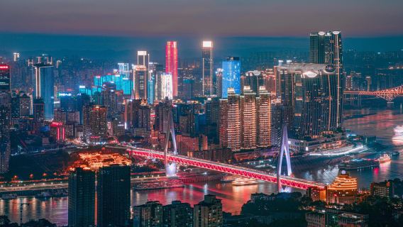 Tour nocturno a pie por Chongqing y crucero nocturno por los dos ríos con guía en español e inglés