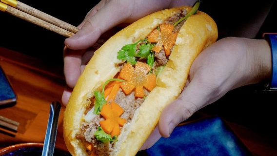 Hanói: Prepare 5 recheios autênticos de Bánh Mì e chá exclusivo grátis ou café local