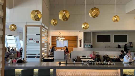 Voucher para o Lounge no Aeroporto de Dallas-Fort Worth, Texas (Lounge VIP do Aeroporto + Sala de Descanso VIP para Conexões + Partida/Espera/Conexão/Descanso/Refeição)