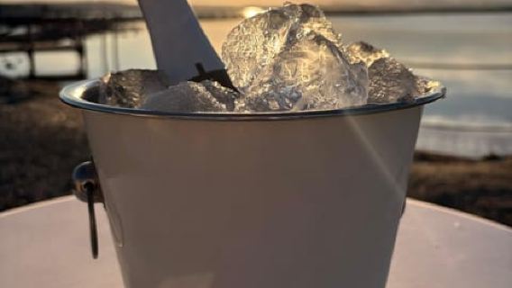 ピンクラグーンを訪れ、カヴァ1杯とともに夕日を楽しむ