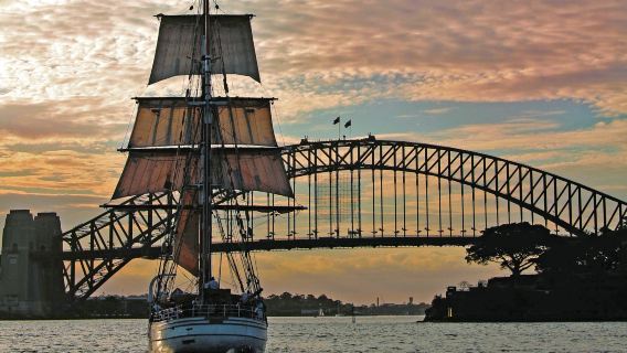 crociera esplorativa pomeridiana su una barca a vela d'epoca nel porto di Sydney