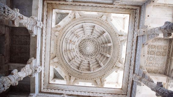 從焦特普爾出發,參觀拉納克普爾寺廟與貢伯爾加爾古堡,並送達烏代布爾,包含導遊服務。