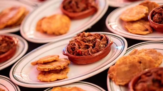 Miami Beach: Guided Bike Tour with Food Tasting (Adults)